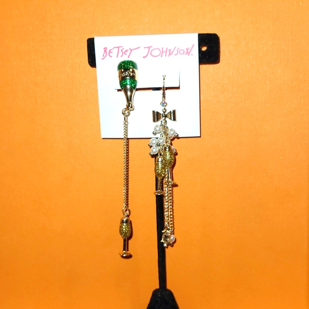 🎉🎆 HAPPY NEW YEAR!! 🍾🍻 NWT Betsey Johnson celebration earrings
